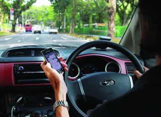 Jangan Dibiasakan Main Hp Sambil Nyetir