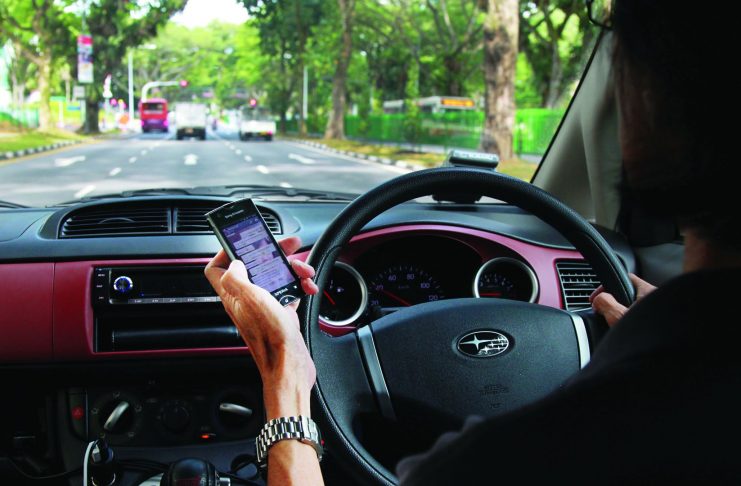 Jangan Dibiasakan Main Hp Sambil Nyetir