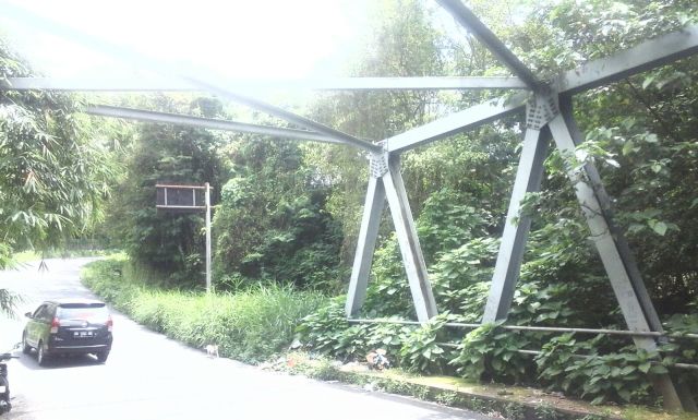 Tanah sebelah kanan jembatan